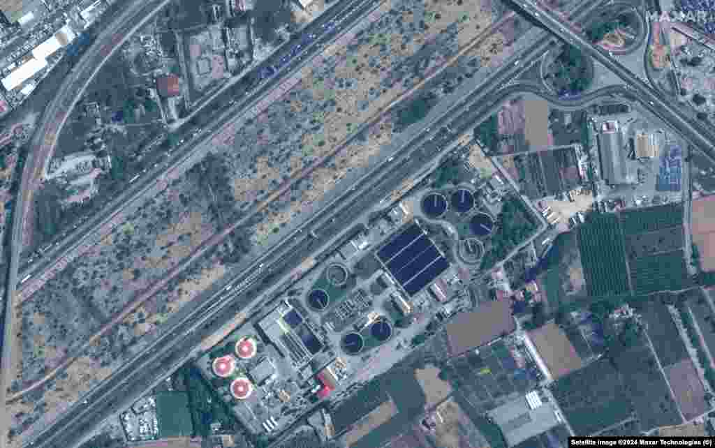 Imagine din satelit a unei stații de tratare a apei și a autostrăzii V-30, Valencia, înainte de inundații. 18 octombrie 2024. În dreapta, aceeași stație de tratare a apei și blocajele de trafic de pe autostrada V-30, în timpul inundațiilor.