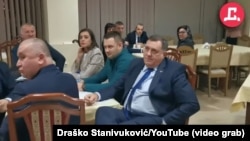 Milorad Dodik u skupštinskom restoranu sa poslanicima svoje stranke, tokom verbalnog sukoba sa Draškom Stanivukovićem