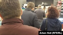 Qytetarët në Prishtinë vërshojnë dyqanet dhe farmacitë 