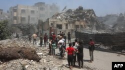 Palestinci pregledavaju ruševine nakon izraelskih napada na jednu porodičnu kuću u gradu Gazi 31. maja 2025.