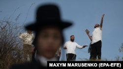 Pelerini evrei la Uman, Ucraina, în toamna anului 2024.