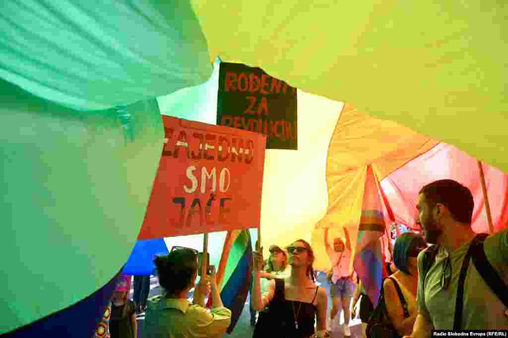 Organizatori su istakli da već šest godina žele pravno priznanje istopolnih zajednica, donošenje zakona o rodnom identitetu, zaštitu LGBTIQ+ osoba od nasilja u porodici, uvođenje zločina iz mržnje u krivične zakone, te izmjene zakona Kantona Sarajevo o javnom okupljanju u skladu sa evropskim standardima.