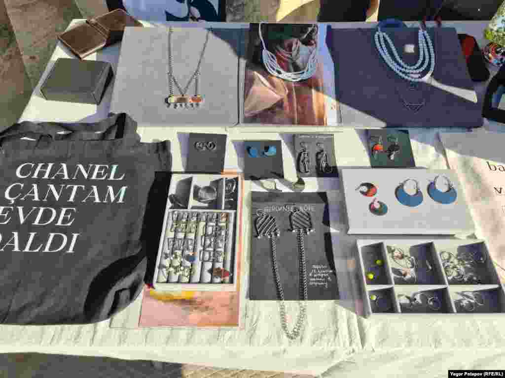 На фестивале были представлены стенды с разной продукцией крымскотатарских мастеров