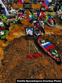 Могила Кирилла Нысанбаева в Челябинске. 17 июля 2025 года