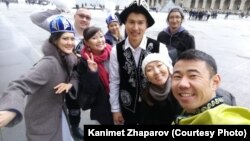 Канимет Жапаров (на переднем плане) с соотечественниками. 