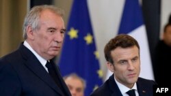 Francuski premijer François Bayrou (lijevo) i predsjednik Emmanuel Macron