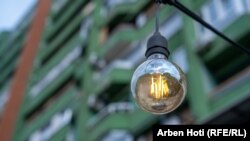 Një poç elektrik shihet në një lokal në Prishtinë. Fotografi ilustruese nga arkivi. 