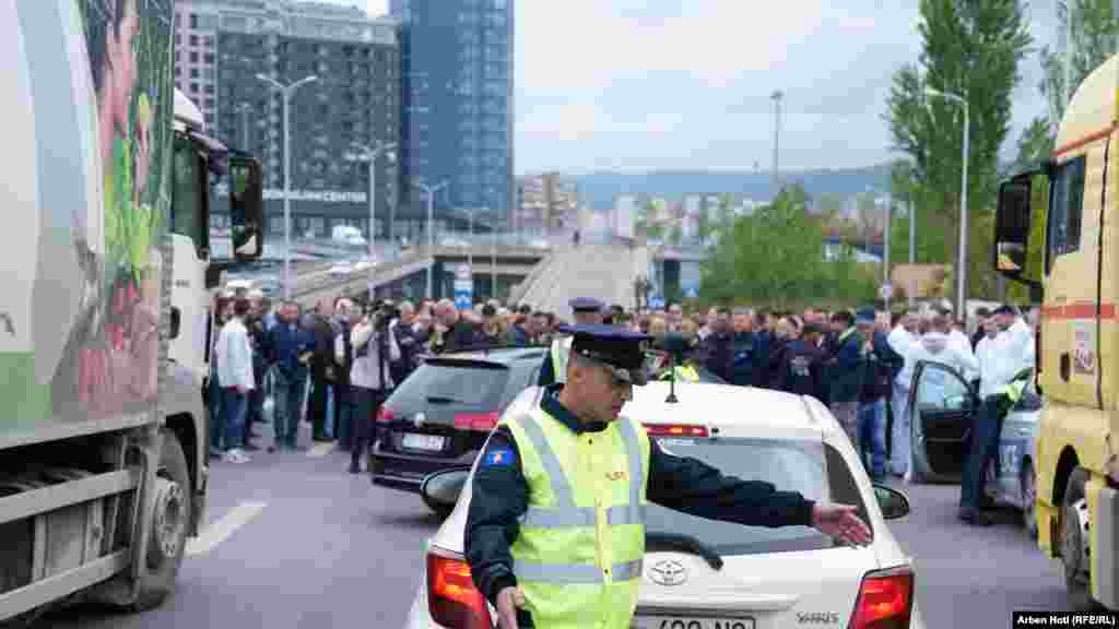 Bllokada te qendra Dukagjini në rrugën drejt Fushë-Kosovës.