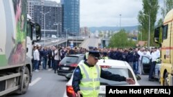 Bizneset protestojnë, bllokohen hyrjet për në Prishtinë