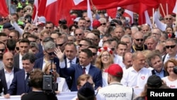 Rafal Trzaskowski feleségével, Donald Tusk kormányfővel és Nicusor Dan frissen megválasztott román elnökkel május 25-én a "Patrióta Meneten"