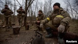 Припадници на украинската војска одмараат во близина на нивната позиција на линијата на фронтот, во регионот Доњецк, 1 јануари 2023 година