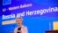 Pe fondul neclarităților legate de calendarul extinderii UE, șefa Comisiei Europene, Ursula von der Leyen, a dat asigurări la 1 noiembrie, la Sarajevo, că locul țărilor din Vestul Balcanilor este în Uniune ((AP Photo/Armin Durgut, File)