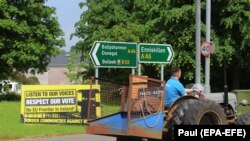 Plakat protiv 'tvrde granice' na granici između Sjeverne Irske i Irske, 2. juni 2018.