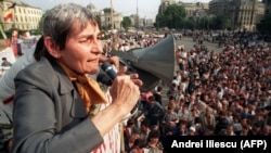 Doina Cornea în Piața Universității, mai 1990.