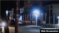 Captură de ecran din imaginile video prezentate de SIS pe 31 martie, în care ar fi deputatul Alexandr Nesterovschi în fața Ambasadei Federației Ruse la Chișinău, în seara zilei de 18 martie 2025.