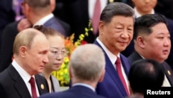 Председатель КНР Си Цзиньпин (в ценре), президент России Владимир Путин (слева) и лидер Северной Кореи Ким Чен Ын (справа) прибыли на приём, посвящённый 80-летию окончания Второй мировой войны. Пекин, Китай, 3 сентября 2025 года