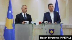 Kryeministri i Kosovës, Ramush Haradinaj dhe kryetari i Kuvendit, Kadri Veseli gjatë një konference të përbashkët për media. Foto nga arkivi 