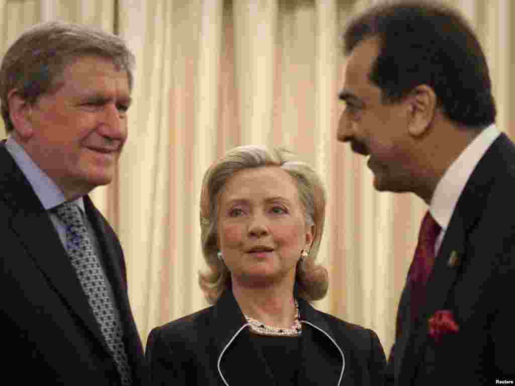 Richard Holbrooke, Hillary Clinton i pakistanski premijer Yusuf Raza Gilani u Islamabadu, 18. juni 2010.