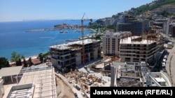 Gradnja na skoro samoj plaži u Budvi.