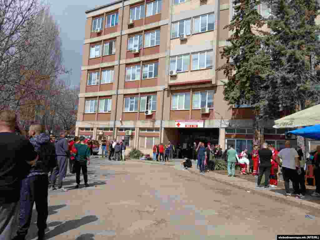 Пред болниците во Кочани и Штип се наоѓаат голем број на блиски и роднини на повредените и на починатите.