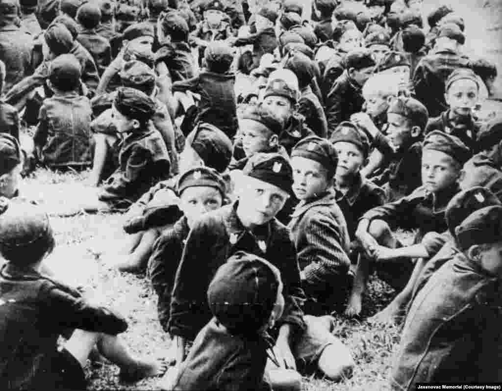 Neku djecu u Staroj Gradiški su vlasti odvajale i slale na vojni trening.