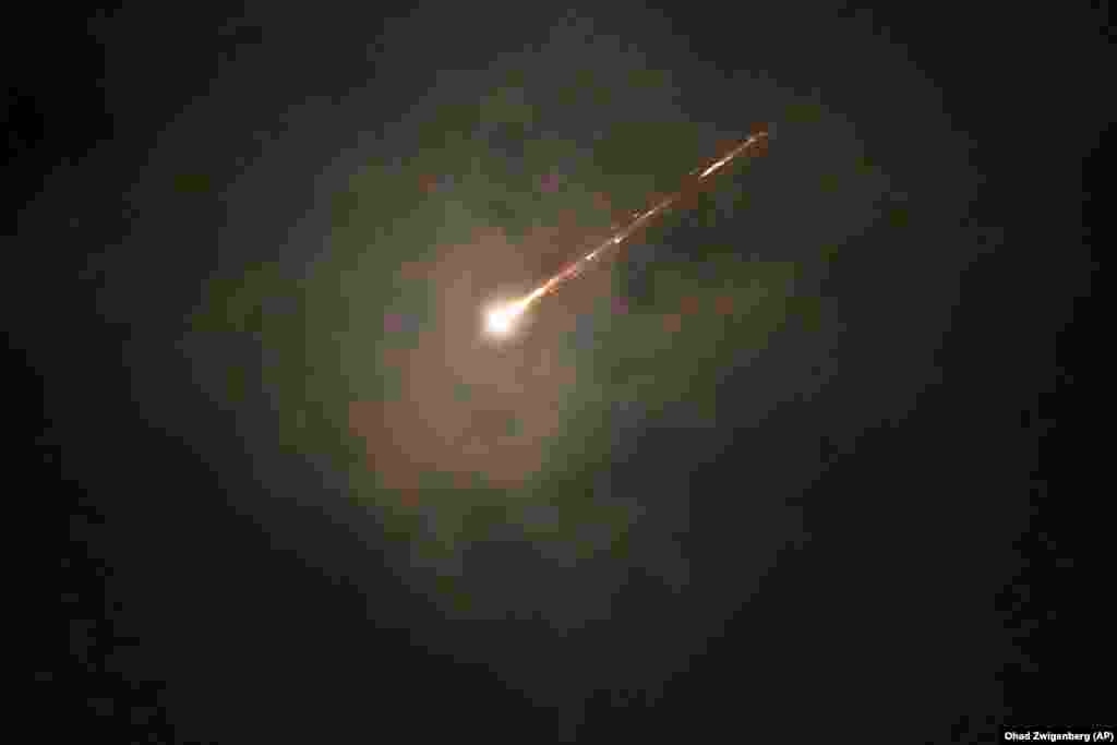 Gjurmët e një rakete shihen mes resh mbi Jerusalem, pas një alarmi për raketa pas lëshimeve nga Irani, më 16 qershor.