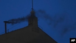 Credincioșii din Piața Sfântul Petru, dar și cei din toată lumea, au văzut miercuri seara fum negru ieșind din coșul de la Capela Sixtină, semn că primul vot al cardinalilor nu a produs un rezultat decisiv.