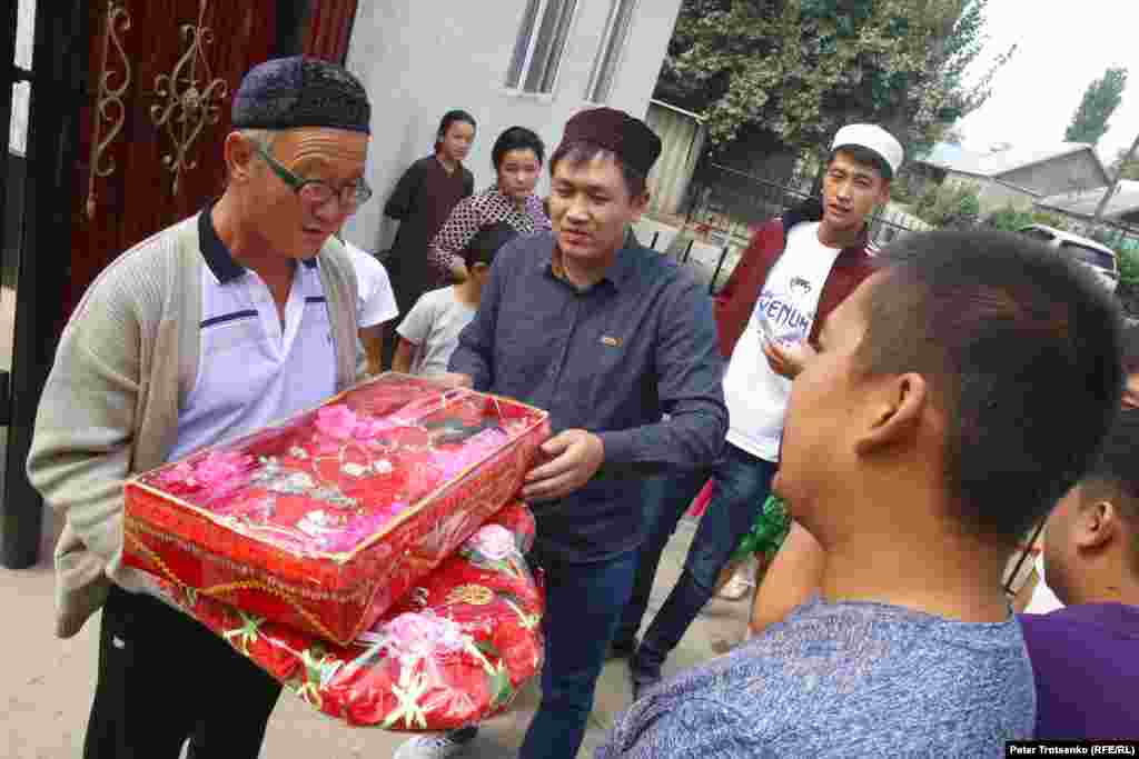 The dowry is taken to the groom&#39;s house a day before the bride arrives. The photo shows Gashchim Dzhinlir, the father of Shafur, admiring the gold jewelry of his future daughter-in-law. &nbsp;