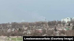 Imagine publicată săptămâna trecută de portalul „Zona de Securitate” în care se vede cum iese fumul de la uzina de ciment de la Râbnița.