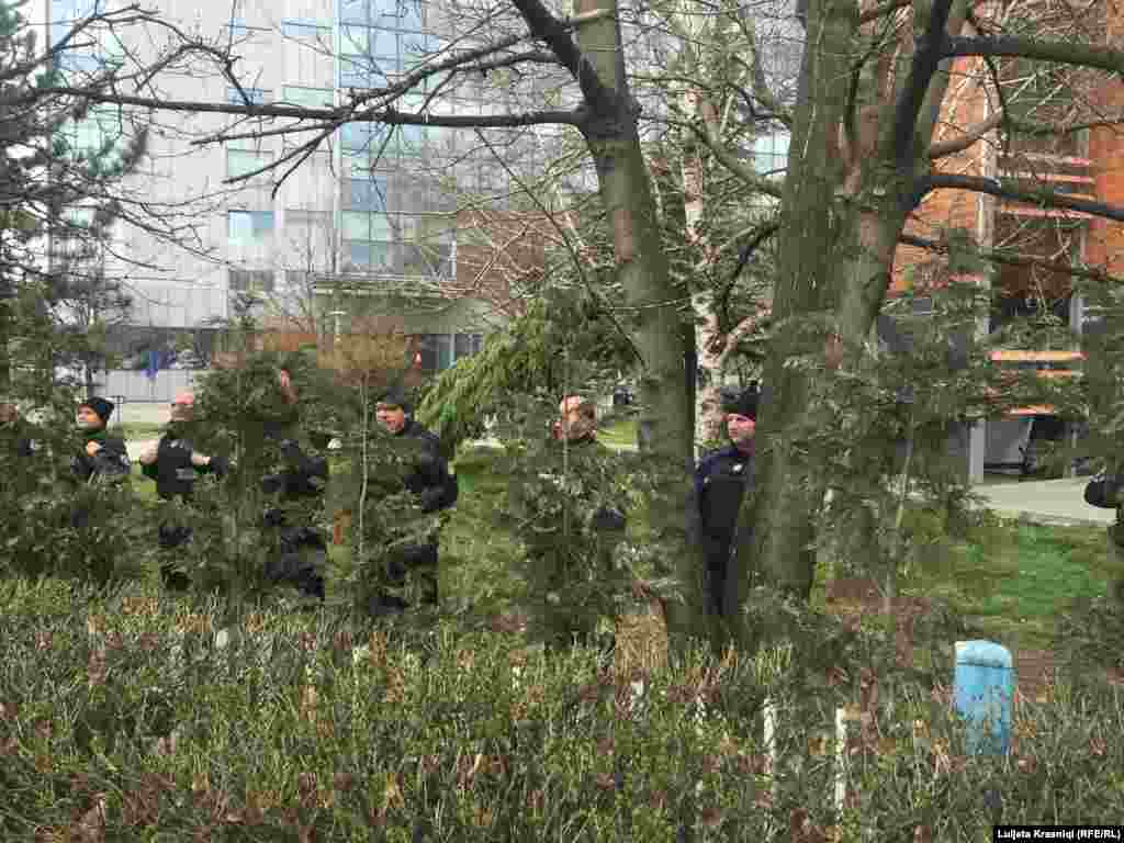 Snage specijalne policije obezbeđuju zgradu parlamenta Kosova.