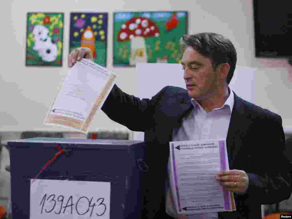 Želko Komšić na glasanju, Sarajevo, 3. oktobar 2010.