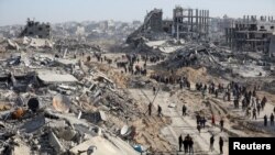 Raseljeni Palestinci prolaze pored ruševina prilikom povratka kućama, na dan stupanja na snagu primirja između Izraela i Hamasa, u sjevernom Pojasu Gaze, 19. januara 2025.