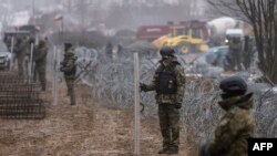 Rojet kufitare polake gjatë vendosjes së telave me gjemba në kufirin mes Polonisë dhe Bjellorusisë. Fotografi nga arkivi. 