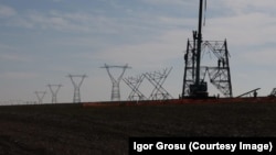 Lucrări pe linia electrică de înaltă tensiune Vulcănești-Chișinău. O parte din bani pentru construcția acesteia vor fi din contul ajutorului venit de la UE, în cadrul planului privind Mecanismul de Reformă și Creștere pentru R. Moldova de 1,9 miliarde de euro. 