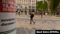 Az üres Vörösmarty tér, ahol elmaradt a karácsonyi vásár.