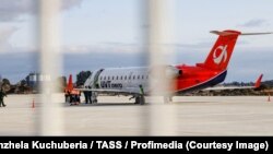 Самолет авиакомпании «ЮВТ Аэро» в сухумском аэропорту
