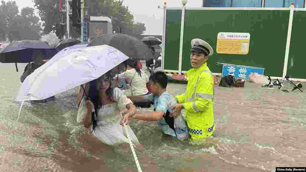 U Džengdžou, gradu s više od 12 miliona stanovnika, smještenom na obalama Žute rijeke, 12 ljudi je smrtno stradalo u poplavi podzemne željeznice, dok je više od 500 ljudi spašeno, objavile su tamošnje vlasti, 20. juli. (na fotografiji: poplave u&nbsp;Džengdžouu)