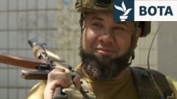 Gjahtarët ukrainas të dronëve patrullojnë rrugët në front