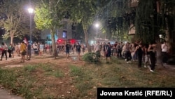 Antivladini demonstranti se kreću ka Filozofskom fakultetu u Novom Sadu na poziv studenata u blokadi, 5.9.2025.