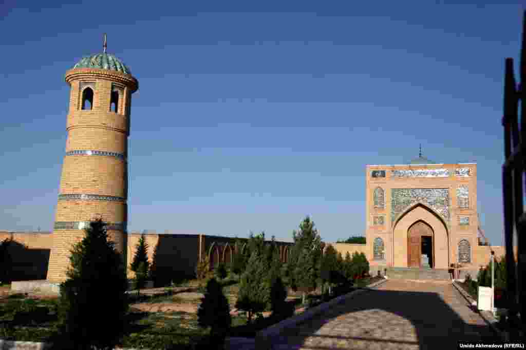 В город Нурата для посещения мавзолея Айтеке би, реконструированного в 2007 году, приезжает большое число туристов и паломников.