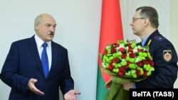 Andrei Șved, în dreapta, primind flori de la președintele Alexandr Lukașenka la numirea în fruntea Procuraturii Generale a R. Belarus, la 10 septembrie 2020.