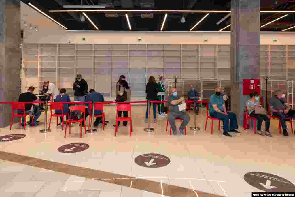 Prvi dan vakcinacije u šoping centru u Novom Sadu. Nakon vakcinacije građani odmaraju na stolicama postavljenim u vakcinacionoj stanici.&nbsp;