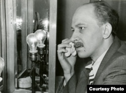 Евгений Евстигнеев в гримерной, 1960-е