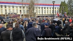 Okupljeni na mitingu podrške ispred zgrade Narodne skupštine RS u Banjaluci.