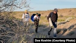 Пеший поход через пустыню Таукум, посвященный супермарафонцу Марату Жыланбаеву. Алматинская область, июль 2025 года