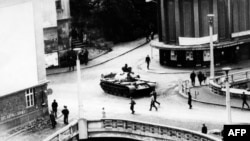 Un tanc al Pactului de la Varșovia pe o stradă din Praga în august 1968