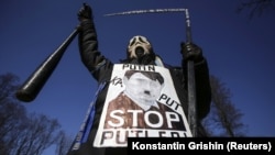 Під час акції протесту проти збройної агресії Росії щодо України. Київ, 9 березня 2014 року