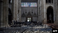 Снимка от 16 април 2019 г. – ден след големия пожар, който унищожава значителна част от "Нотр Дам". В този ден френският президент Еманюел Макрон обещава, че катедралата ще бъде възстановена "в рамките на 5 години". Тогава много хора не вярват, че това е възможно.