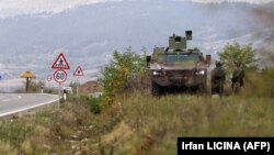 Ushtarët serbë bëjnë roje në Rudnicë në afërsi të Rashkës më 27 shtator 2021. 