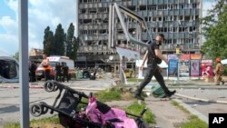 Căruciorul în care se afla Liza, fetița de 4 ani cu sindrom Down ucisă în atacul cu rachete de la Vinița din 14 iulie 2022